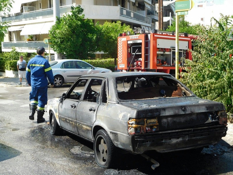 Νέα Σμύρνη: Αυτοκίνητο «λαμπάδιασε» λόγω διαρροής καυσίμου – Σώος ο οδηγός (εικόνες)